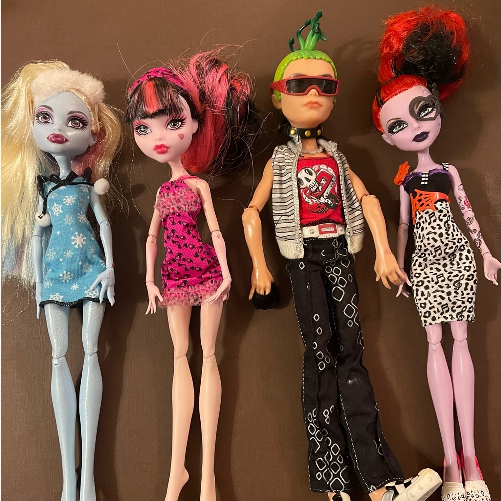 Monster High Doll Collection – 17 Dolls with Stands – Mattel 2010–2014 Era - Picture 4 of 4